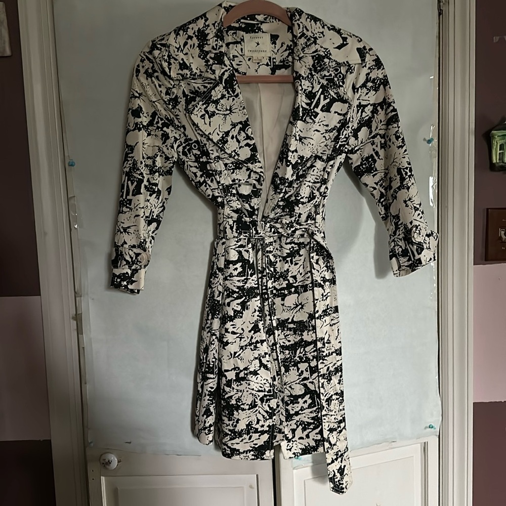 Forever twentyone b/w hibiscus patterned Trench Coat